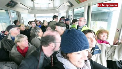 Téléphérique de Brest. Les premiers passagers apprécient le voyage