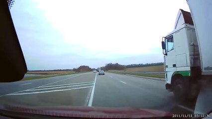 Collision frontale avec un camion pendant un dépassement en Russie