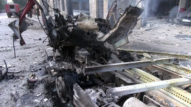القصف المستمر على شرق حلب يدمر مستشفى ومركزاً للدفاع المدني