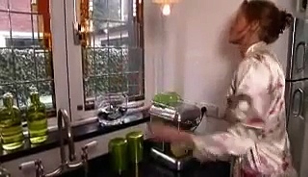 Une maman va visiter sa fille et ce qu'elle voit par la fenêtre est ch0quant et tr0ublant !