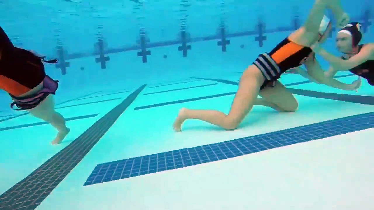 Mannequin challenge incroyable d'une équipe water polo. En apnée sous l'eau et sans bouger!