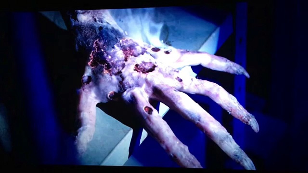 Lights Out (2016) Diana gets burned by light