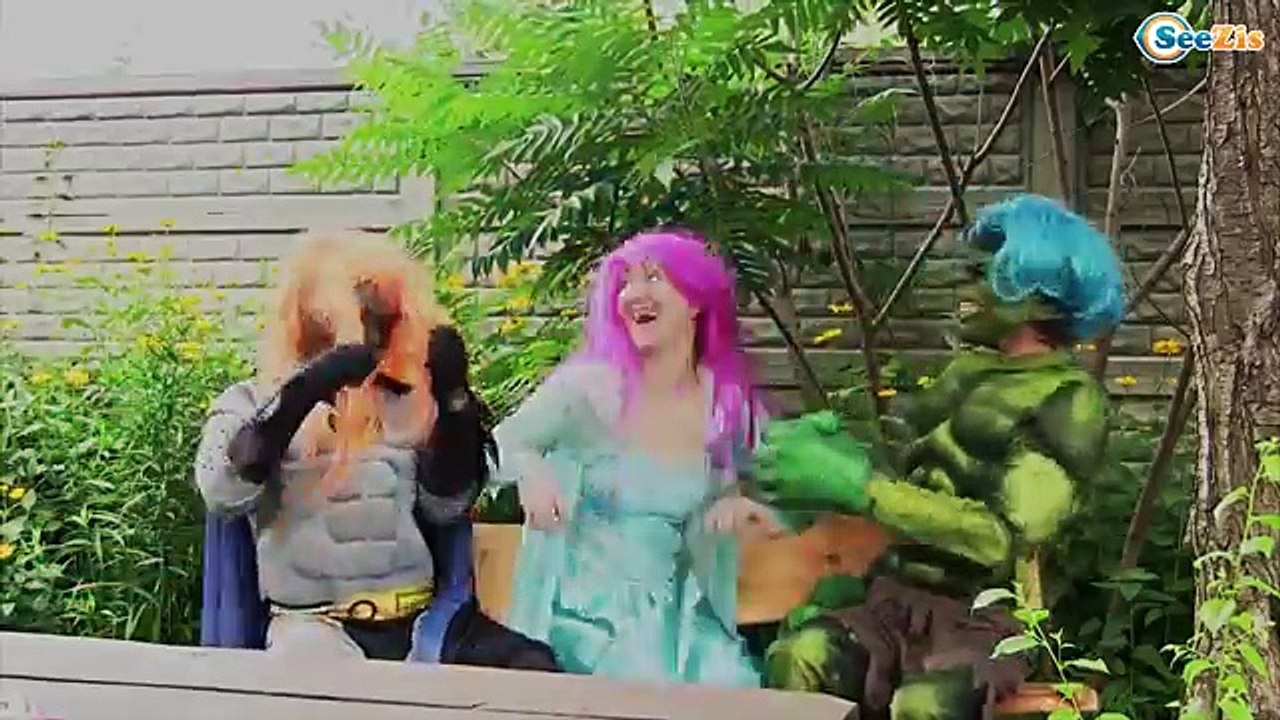 Örümcek Adam ve Joker, Karlar Kraliçesi Elsa - elsa ve örümcek adam komik bölümler! Gerçek hayatta