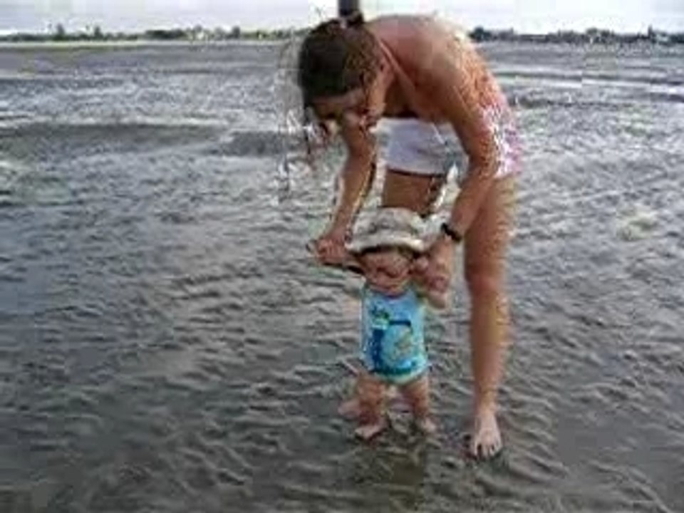 premiers pas à la plage