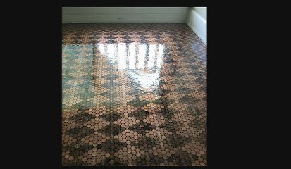 Utilizó 13 mil monedas de 1 centavo para renovar el piso de su casa… y luce increíble
