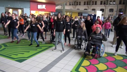 Flash mob à la Gare de Tours avec des danseurs, valides  ,  en situation d'handicap et un nombreux public  le 19 Nov 2016