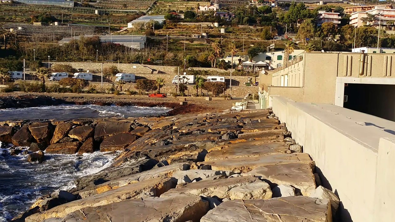 Mareggiata a Marina aregai, davanti all'Hotel Lucciola, nella Riviera dei fiori.