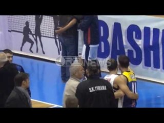 Ora News - Lojtari qëllon me grusht trajnerin, ndërpritet ndeshja Vllaznia-Tirana