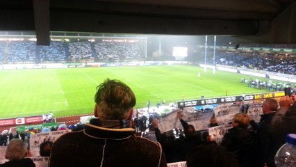 Les supporters bayonnais entonnent leur hymne, devenu célèbre à travers l'ovalie,la Peña Baiona