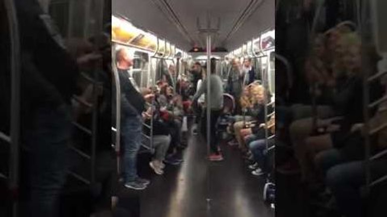 Pole dance dans le métro
