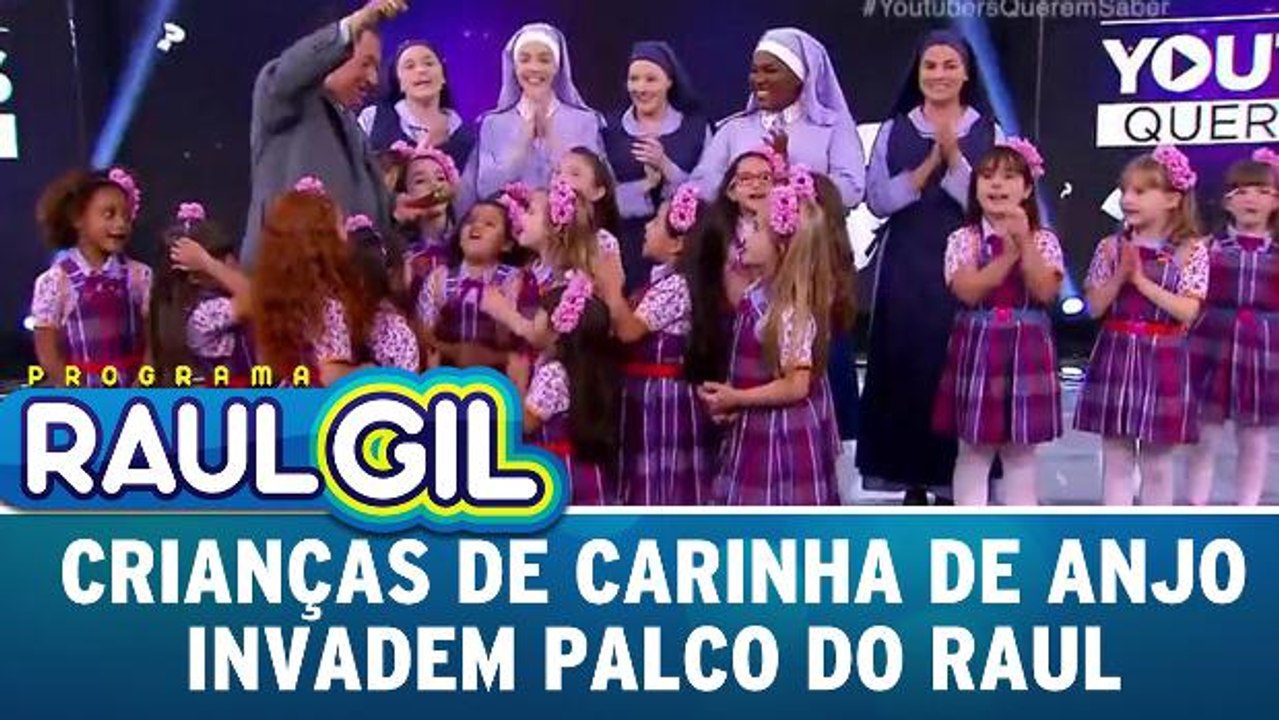 Crianças de Carinha de Anjo invadem palco do Raul