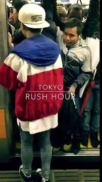 Les utilisateurs du métro à Hong Kong sont les uns sur les autres