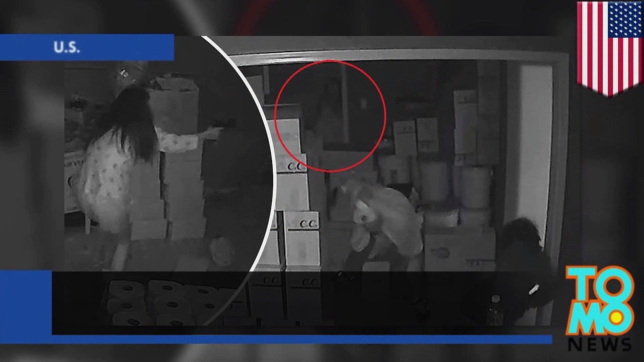 Mulher descarrega arma em três invasores em sua casa e mata um.