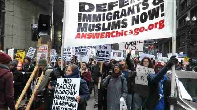 Centenares de personas protestan contra Trump en Chicago