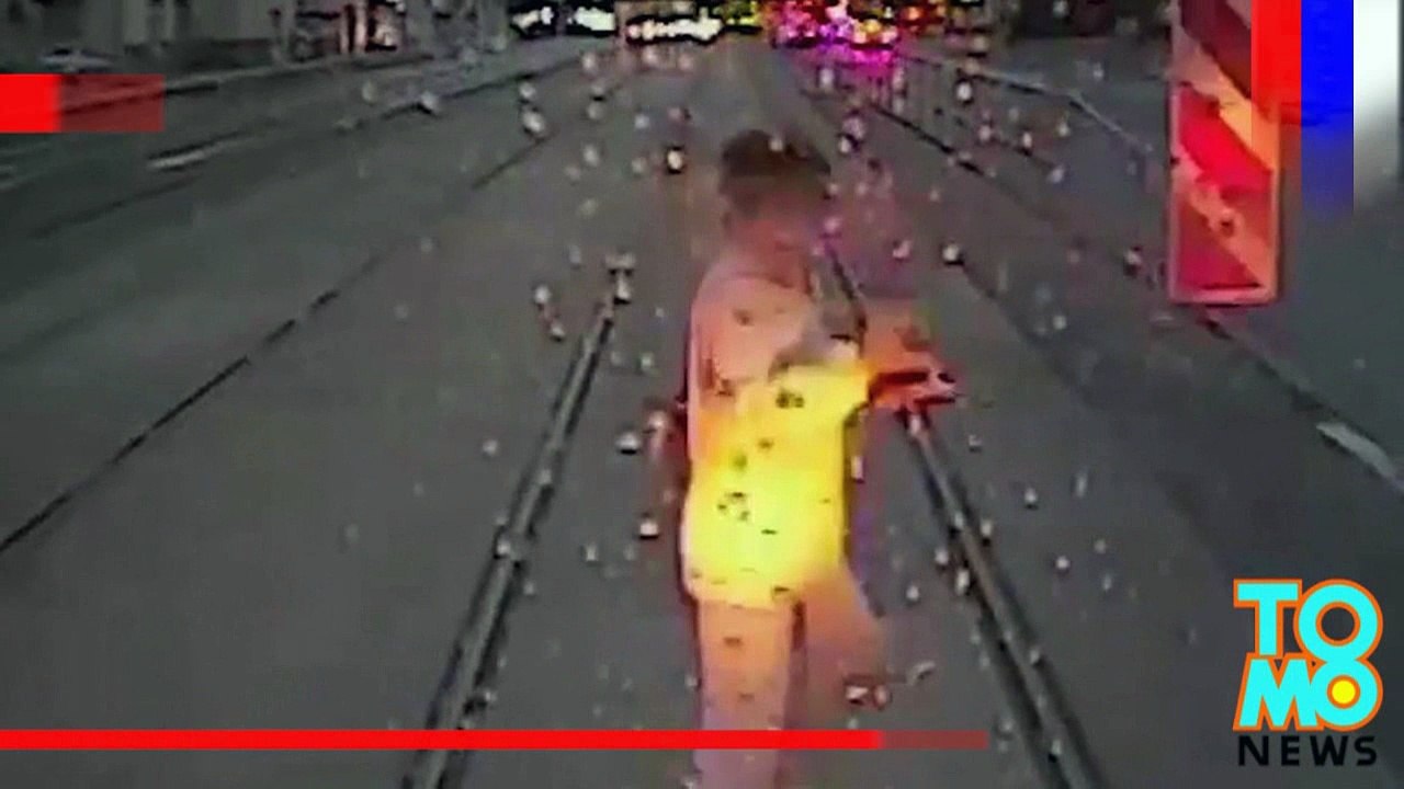 Vídeo mostra bonde atingir pedestre em Moscou.