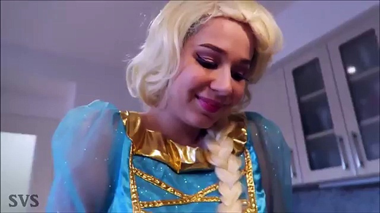 HOMEM ARANHA VS ELSA FROZEN ! ELSA BEIJA HOMEM ARANHA! SUPER HERÓI VIDA REAL COMÉDIA!