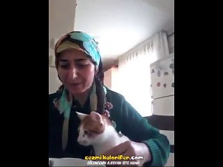 Kedisini Elleriyle Besleyen Hanım Abla