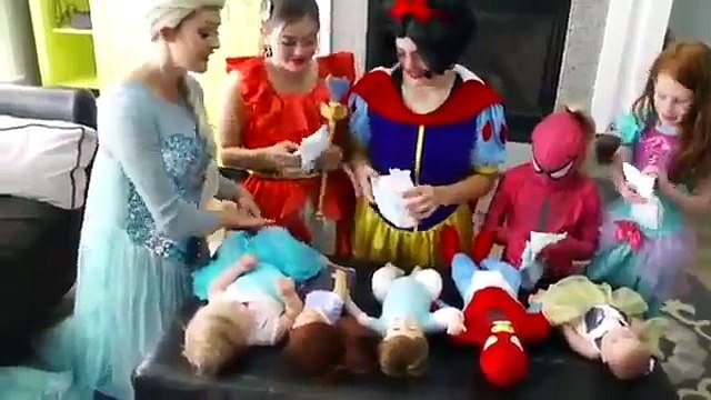 La Reine des neiges et Spiderman contre Le Joker! Spidergirl rose Anna & Batman! Superhero en vrai