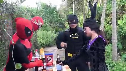 19 Frozen Elsas GROSS TONGUE! w Spiderman Maleficent Joker Pink Spidergirl Candy! Video Funny !!