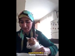 Kedisini Elleriyle Besleyen Hanım Abla