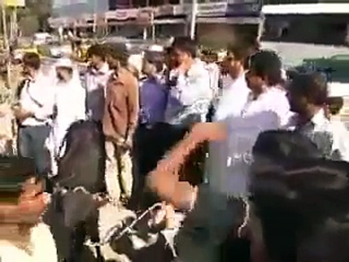 Live Fight in INDIA||गौ माता कसाई खाने ले जा रहे लोग की पिटाई ||Latest News INDIA