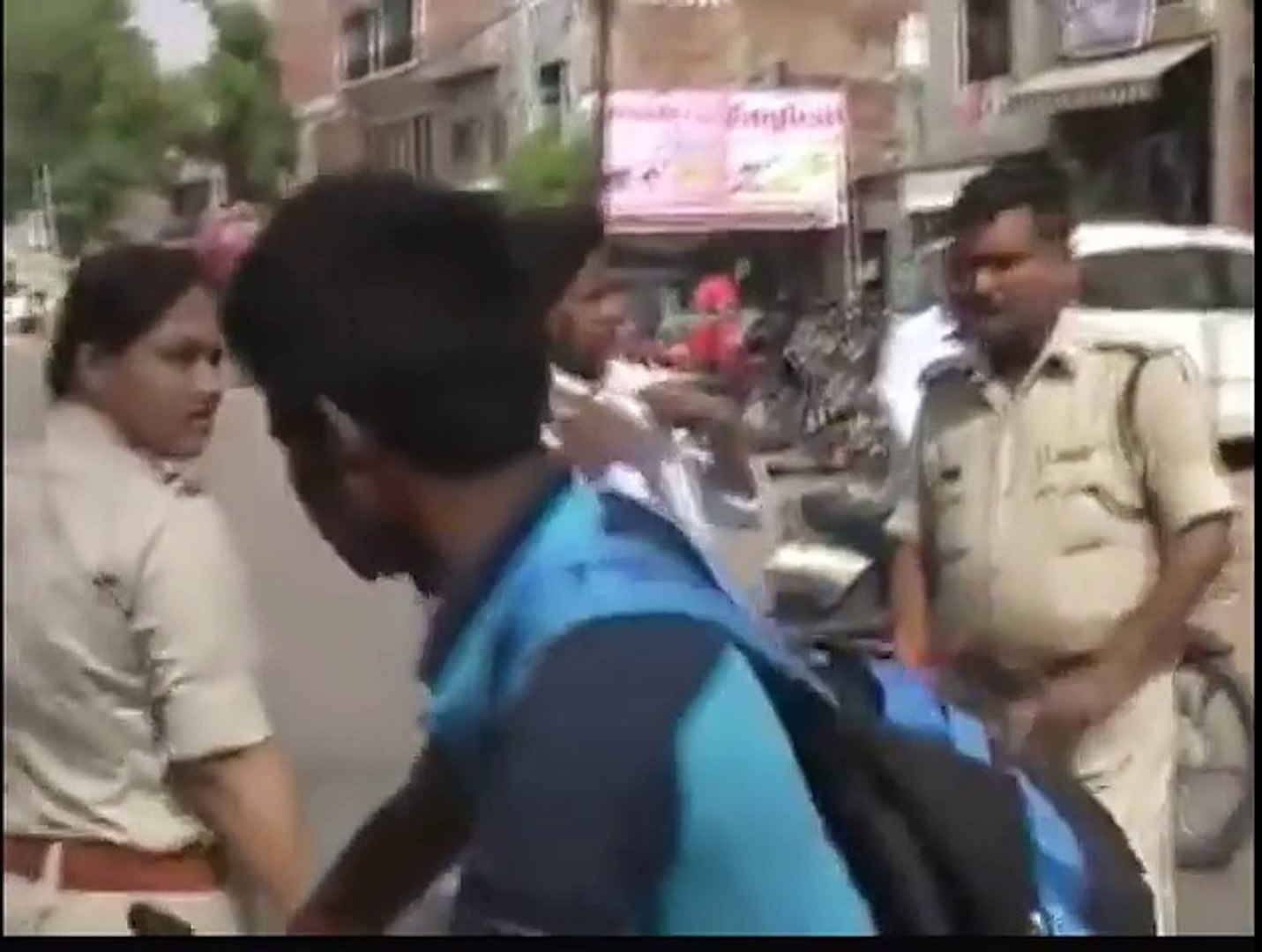 Live Fight in INDIA||पुलिस ने निकाला आशिको का जुलुश  ||Latest News INDIA