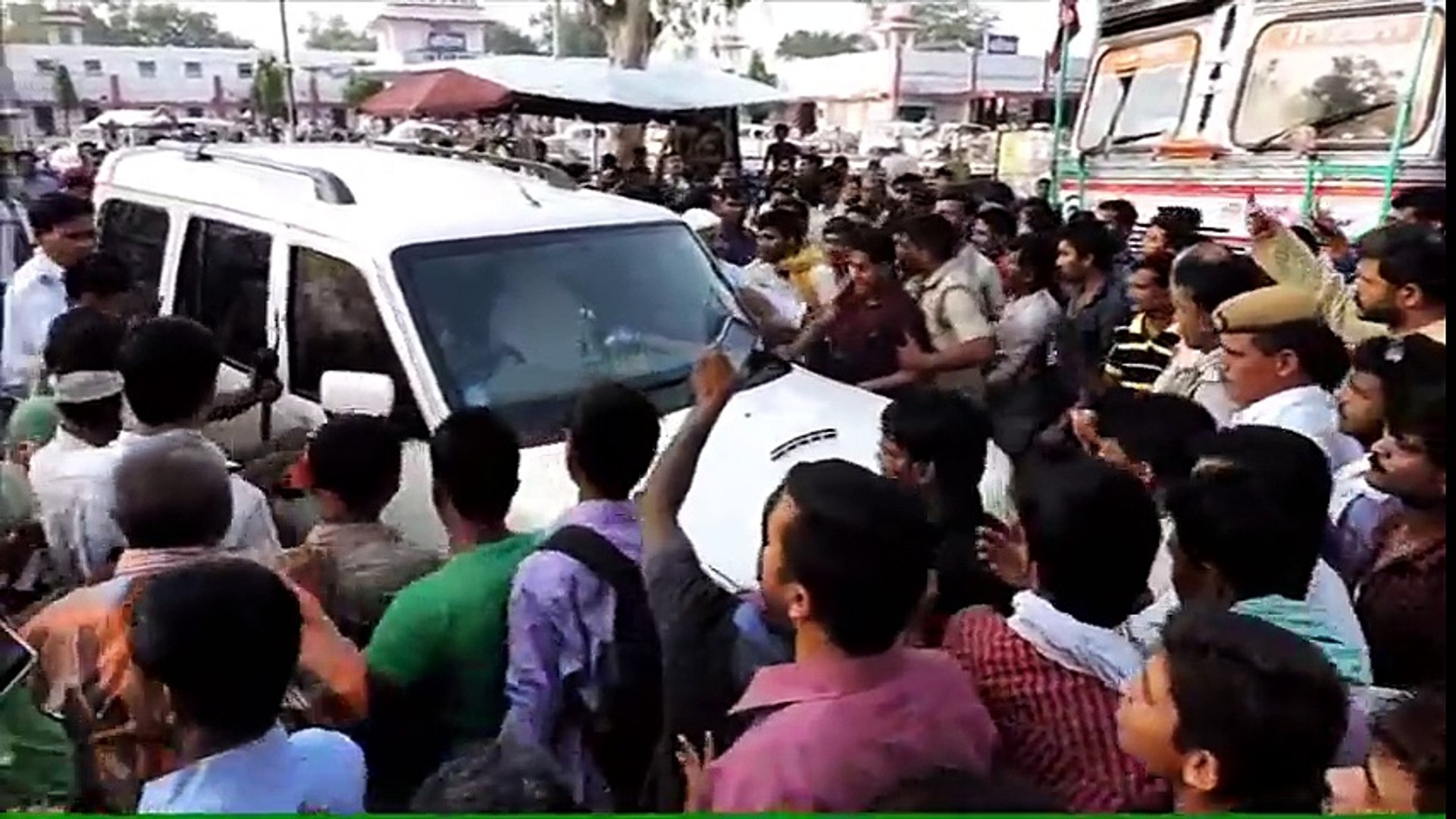 Live Fight IN India||उत्तर प्रदेश सरेआम पूर्व मंत्री की पिटाई||Latest News INDIA