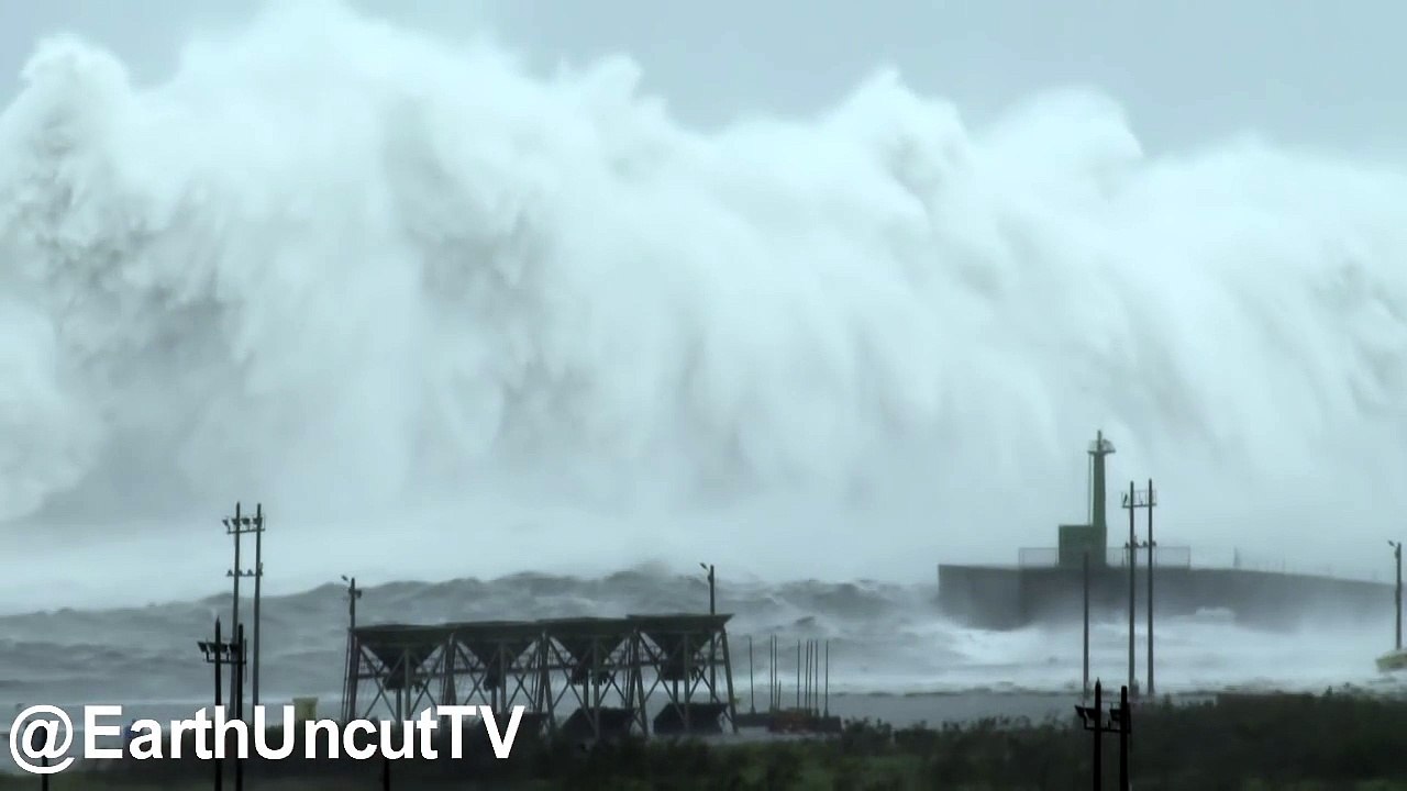 Des vagues énormes s'abattent sur un phare