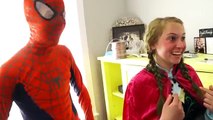 LA REINE DES NEIGES Elsa & Spiderman avec Joker et Superman!