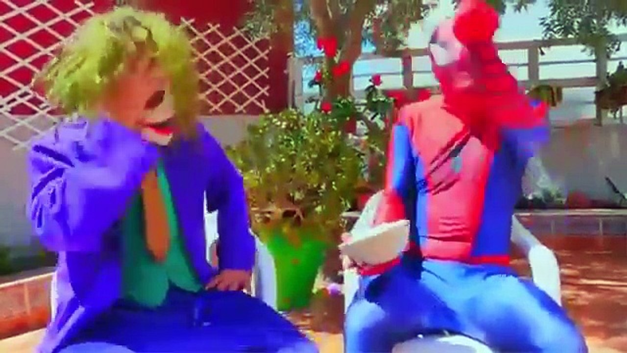 siêu nhân người nhện spiderman và Công Chúa Frozen Elsa Ngoài Đời Thực -スパイダーマンと氷の女王エルザ