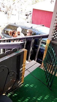 Un policier filmé en train de mettre un coup de poing à une femme pendant son arrestation (Etats-Unis)