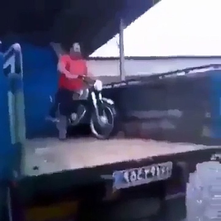 A proper way to unload motorcycle without ramp