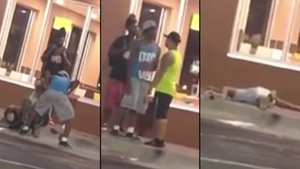 Un homme humilie un sans abris et se fait corriger dans la foulée