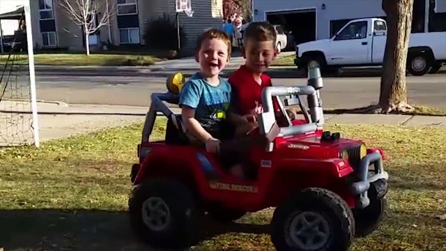 Ne jamais acheter de voiture à vos enfants... Compilation de FAIL bien droles