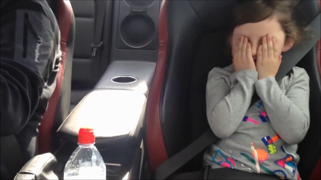 Elle adore la vitesse alors quand papa l'emmene dans sa Nissan GTR...