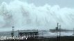 Des vagues immenses frappent un phare pendant le typhon Megi à Taïwan