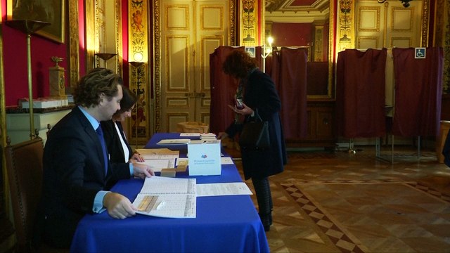 Polls open in primary to pick French right's candidate for president