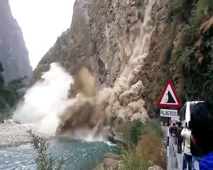 Live very dangerous land sliding in kashmir