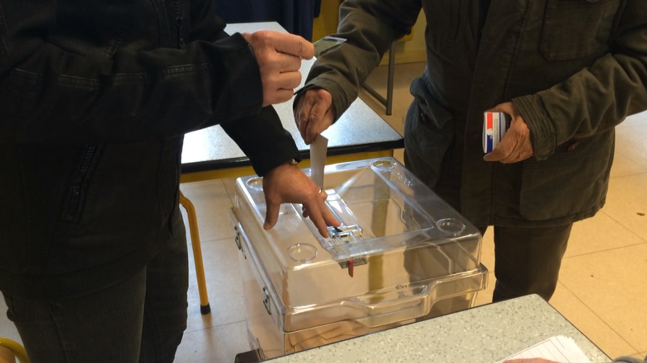 Vote pour les primaires à l'école F. Le Guyader