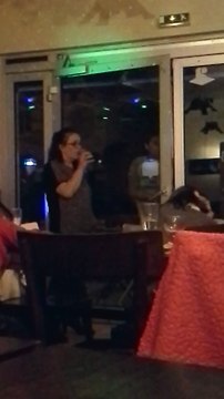 Croire de Lara Fabian chanté par une pouf au Petit Paris à Blois.