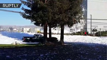 Una calle en EE.UU. fue inundad por una extraña espuma