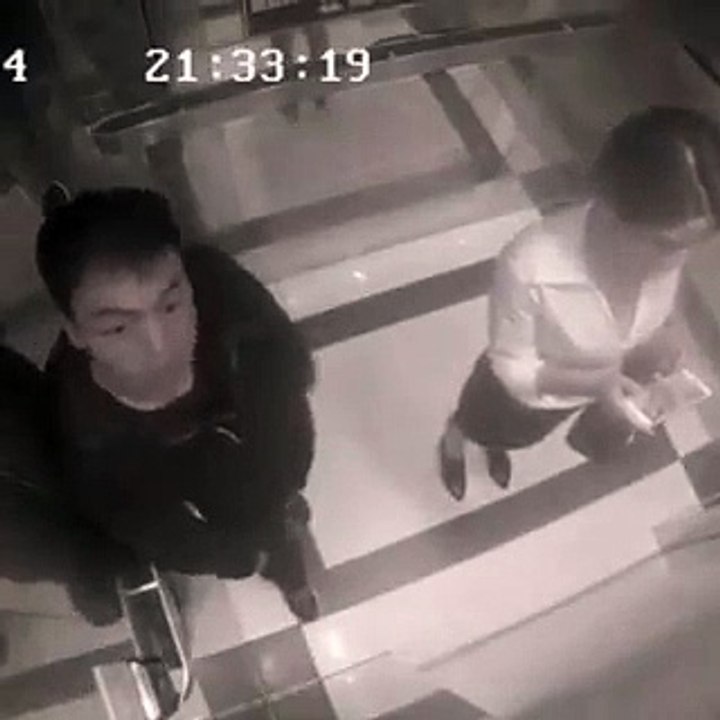 Il harcèle une femme dans l'ascenseur  mauvaise idée mec!!!