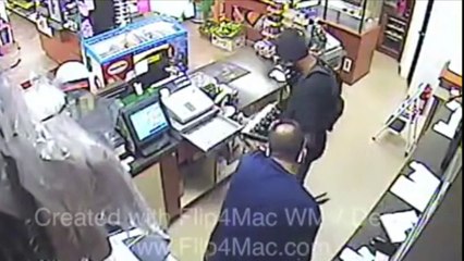 Ce commerçant tire avec son arme sur les voleurs !