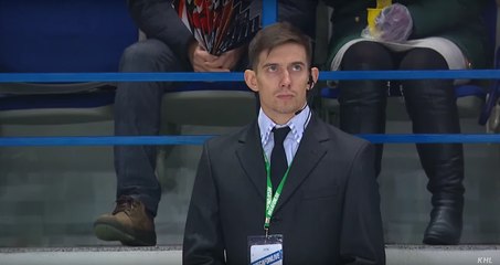 Un agent de sécurité Russe ne peut pas s'empêcher de danser pendant un match de la KHL