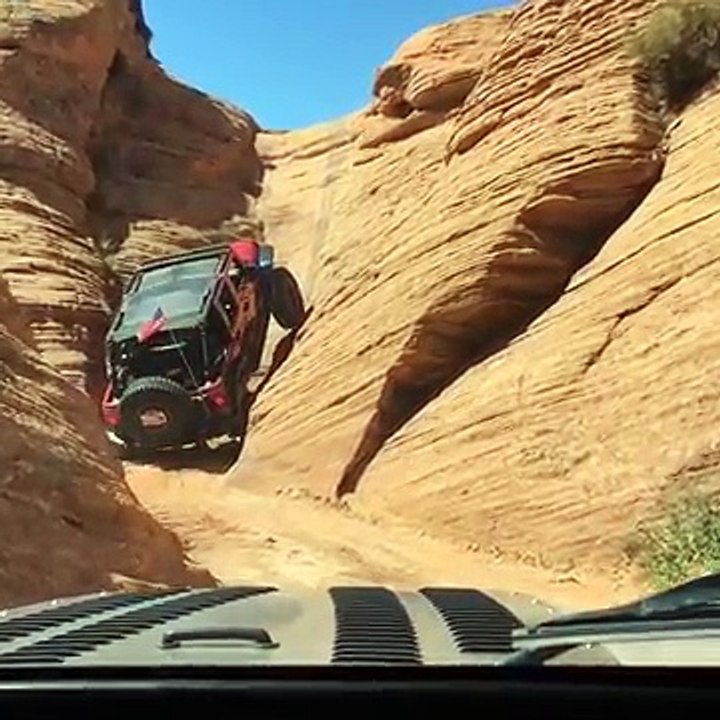 Un 4x4 grimpe un canyon aux USA