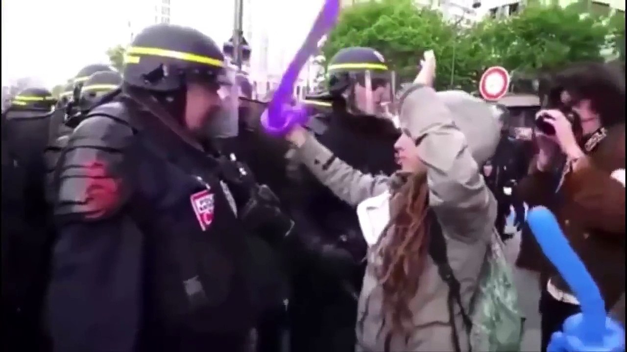 Polizei schlägt LINKE friedliche Demonstranten brutal zusammen