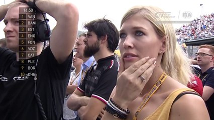 Un pilote automobile gagne une course en glissant sur le toit !