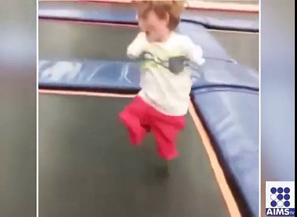 ہاتھوں اور پیروں سے معذور بچہ اپنی مگن میں ۔ دیکھیں تو اس بچےکو آپ کے ہوش اڑ جائیں گے -