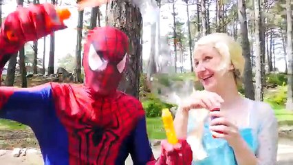 Spiderman vs Frozen Elsa Bubble Soap in Real Life ft Princess Anna Pregnant Pink Spidergirl