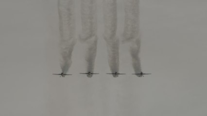 Las acrobacias aéreas de los Halcones chilenos cautivan a miles en Uruguay